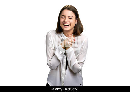 Lachende Frau auf weißem Hintergrund. Gerne schöne Frau lachten herzlich. Portrait von Lachen weiblich. Menschen und positive Emotionen. Stockfoto