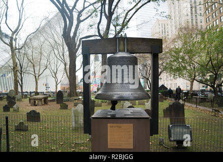 Die Glocke der Hoffnung auf dem Friedhof der St. Paul's Kapelle in Lower Manhattan wurde Trinity Wall Street nach dem World Trade Center Attentat vorgestellt. Stockfoto