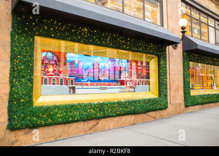 NEW YORK CITY - Dezember 17, 2017: Blick auf das Kaufhaus Macy's am Herald Square in Manhattan mit Urlaub wird angezeigt Stockfoto