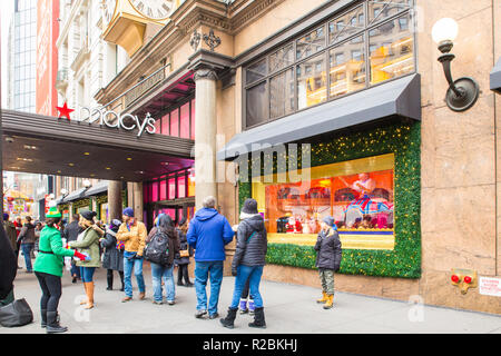 NEW YORK CITY - Dezember 17, 2017: Street Scene von Kaufhaus Macy's am Herald Square in Manhattan mit Urlaub Fenster angezeigt wird und Menschen. Stockfoto
