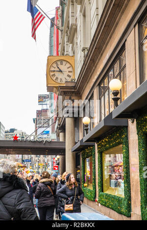 NEW YORK CITY - Dezember 17, 2017: Street Scene von Kaufhaus Macy's am Herald Square in Manhattan mit Urlaub Fenster angezeigt wird und Menschen. Stockfoto