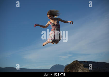 Gerne schöne Frau überhaupt fliegen in den Bergen Stockfoto