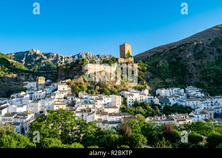 Eine tolle Aussicht auf die praktisch die gesamte Stadt Cazorla im südlichen Spanien einschließlich der Burgruine und die umliegenden Berggipfel Stockfoto