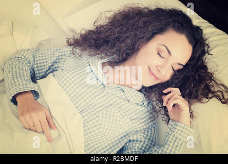 Junge Frauen in ein Nickerchen unter Decke home Bed Stockfoto