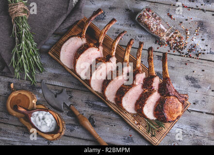 Gegrillt gebratene Rack von Schweinefleisch, Scheibe Fleisch Koteletts auf einem Holzbrett Stockfoto