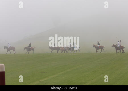 Waikii, Hawaii - der Mauna Kea Polo Club spielt Polo Sonntag nachmittags auf den Pisten des ruhenden Vulkan Mauna Kea, wo es oft Nebel. Stockfoto