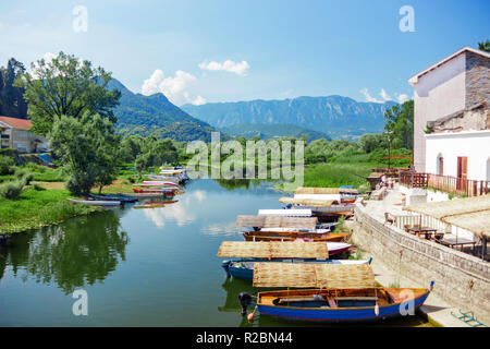 Skadarsee National Park. Boote mit einem Strohdach auf der Pier. Skadar Lake Tour Stockfoto