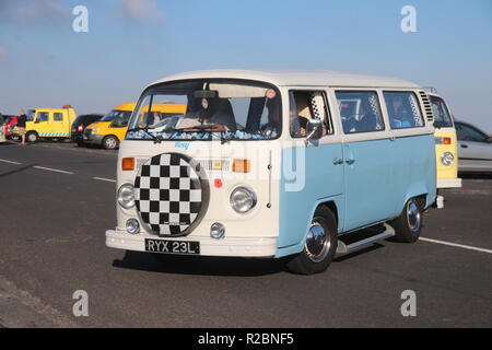 VOLKSWAGEN VW BUS REISEMOBILE IN EINEM KLASSISCHEN FAHRZEUG RALLY Stockfoto
