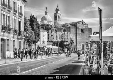 PADUA, ITALIEN - 28. April: Die Benediktinerabtei Santa Giustina, mit Blick auf den Marktplatz von Prato della Valle im Stadtzentrum von Padua, Italien, 28. April, Stockfoto