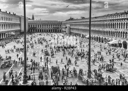 Venedig, Italien - 29. April: Luftaufnahme von Touristen, die in der berühmten Piazza San Marco (St. Mark's Square), sozialen, religiösen und politischen Zentrum von Stockfoto