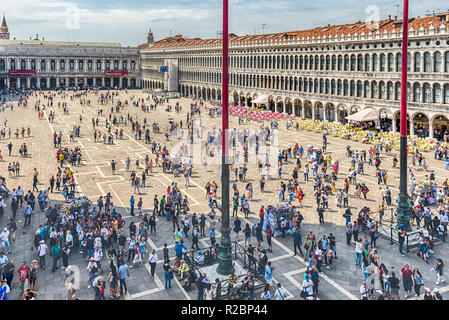 Venedig, Italien - 29. April: Luftaufnahme von Touristen, die in der berühmten Piazza San Marco (St. Mark's Square), sozialen, religiösen und politischen Zentrum von Stockfoto