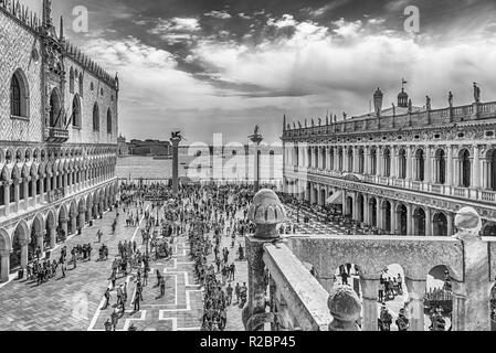 Venedig, Italien - 29. April: Luftaufnahme von Touristen, die in der berühmten Piazza San Marco (St. Mark's Square), sozialen, religiösen und politischen Zentrum von Stockfoto