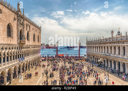 Venedig, Italien - 29. April: Luftaufnahme von Touristen, die in der berühmten Piazza San Marco (St. Mark's Square), sozialen, religiösen und politischen Zentrum von Stockfoto