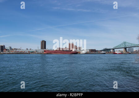 Stadtbild mit Jacques Cartier Brücke, Molson Gebäude und Roten Schiff am St. Lawrence River, Montreal Stockfoto