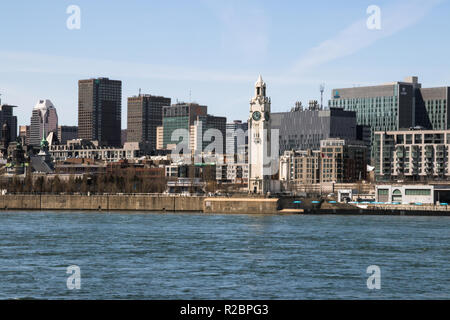 Blick auf die Altstadt von Montreal und Uhrturm im Frühjahr - Stadtbild mit Gebäuden und den Sankt-Lorenz-Strom Stockfoto