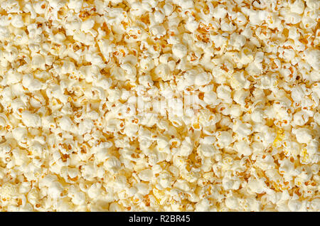 Popcorn, knallte Mais-, Oberflächen- und Hintergrund. Schmetterling geformte Popcorn aus dem Kernel aufgeblasen, nachdem es erhitzt worden ist. Stockfoto