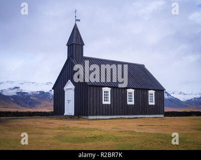 Schwarze hölzerne Kirche in der Nähe von Budir, Island Stockfoto