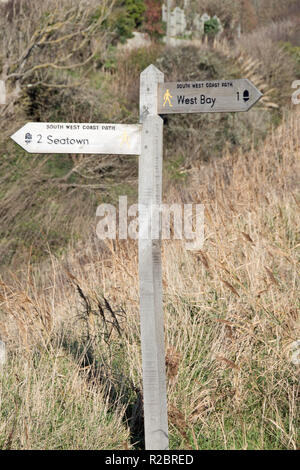 Wegweiser auf dem South West Coast Path an Eype, Dorset, Großbritannien Stockfoto