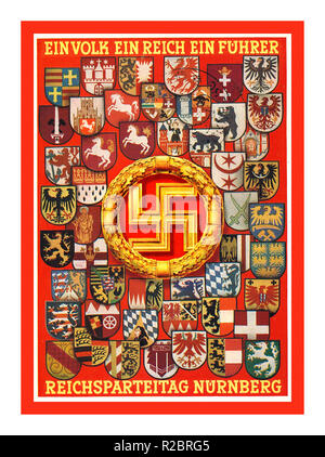 Naziaufmarsch Embleme Propaganda 1938, "ICHSPARTEITAG NÜRNBERG EIN VOLK EIN REICH EIN FÜHRER', Hakenkreuz emblem Flagge Schilde durch den Reichsparteitag der NSDAP NSDAP Nürnberg Deutschland 1930 umgeben Stockfoto