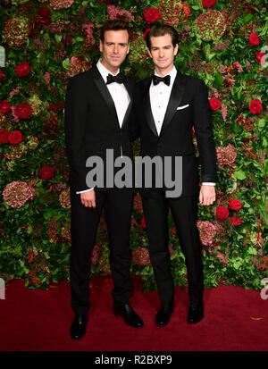 Andrew Garfield (rechts) und die Teilnahme an den Evening Standard Theater Awards 2018 Gast im Theatre Royal, Drury Lane in Covent Garden, London. Stockfoto