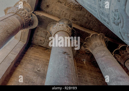 Spalten und Hieroglyphen im Tempel des Khnum in Esna, Ägypten, 26. Oktober 2018 Stockfoto