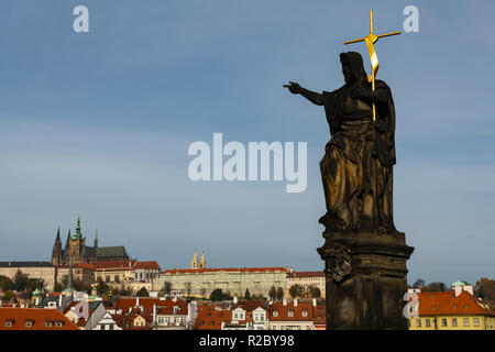 Die Statue von Johannes dem Täufer auf der Karlsbrücke in Prag (Tschechische Republik) Stockfoto