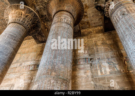 Spalten und Hieroglyphen im Tempel des Khnum in Esna, Ägypten, 26. Oktober 2018 Stockfoto