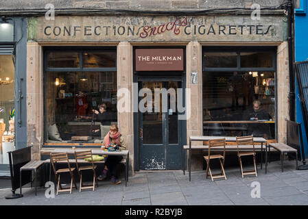 Der Milchmann, ein Coffee Shop in Cockburn Street in Edinburgh mit der ursprünglichen "Konfekt Imbisse Zigaretten' Schild an die Wand gemalt Stockfoto