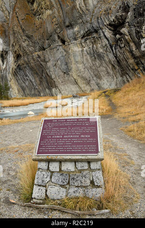 Eine vertikale Bild der Mineralquelle am Fuß eines Berges im Jasper Nationalpark mit den Informationen, die Plaque und den Überlauf des Kalten spri
