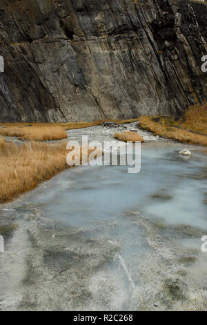 Eine vertikale Bild der kalte Mineralquelle und der Überlauf am Fuß eines Berges in Jasper National Park, Alberta, Kanada Stockfoto