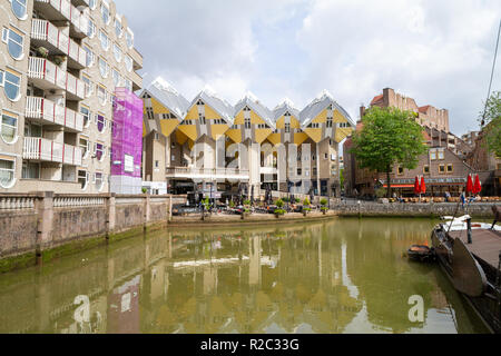 Rotterdam/Holland - 15. Mai 2013: Cube Häuser von Rotterdam mit Boot Stockfoto