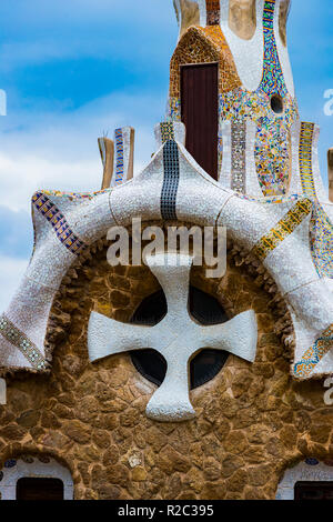 BARCELONA, SPANIEN - 13. JANUAR 2018: Elemente der Mosaik Bruchstücke Gaudis Park Guell Mosaikstein im Winter in der Stadt Barcelona. Stockfoto