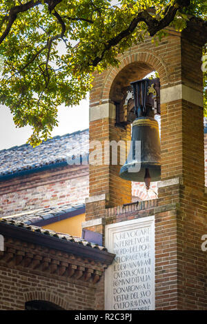 RAVENNA, Italien - 12 September, 2018: Die Sonne erleuchtet die Glocke des Grab von Dante, top beliebte Attraktion für Touristen in Ravenna Stockfoto