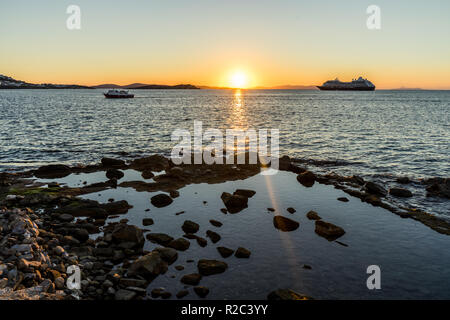 Sonnenuntergang am Strand von der Ägäischen Insel Mykonos in Griechenland. Stockfoto