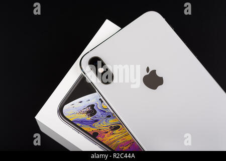 BURGAS, Bulgarien - 8. NOVEMBER 2018: Apple iPhone Xs Max silber auf schwarzem Hintergrund, Ansicht von hinten. Stockfoto