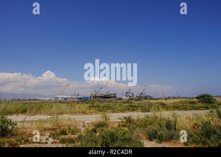 Limassol, Zypern - 23. Juni 2018: Castoro Sei, eine semi-submersible Rohrverlegung Schiff in Limassol am Hafen angedockt. Landschaft Schuß auf ein hell genommen Stockfoto