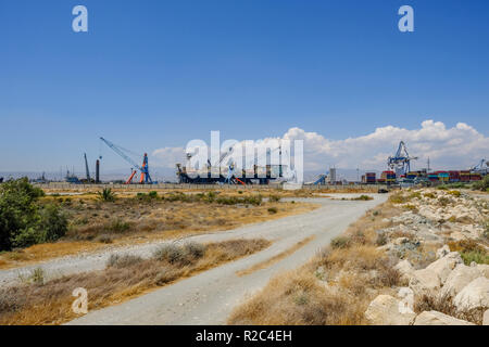 Limassol, Zypern - 23. Juni 2018: Castoro Sei, eine semi-submersible Rohrverlegung Schiff in Limassol am Hafen angedockt. Aufnahme auf einem strahlend blauen Himmel Stockfoto