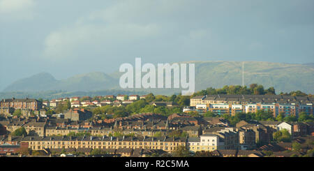 Blick nach Norden über Glasgow zu Hügeln auf warmen Tag im Sommer Stockfoto