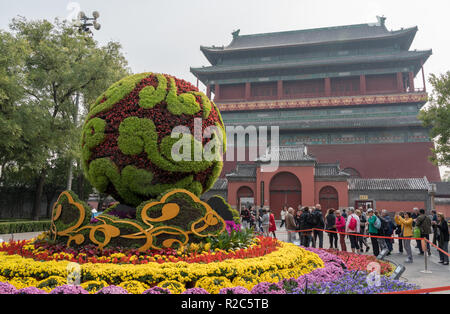 Touristen durch die Drum Tower in Peking, China Stockfoto