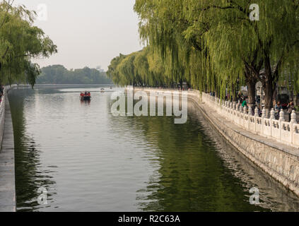 Boote auf dem See an der Hutong in Peking Stockfoto