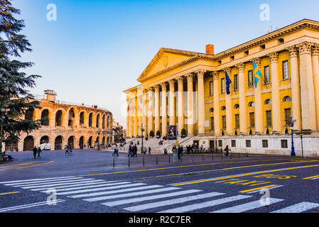 Palazzo Barbieri ist ein neoklassizistischer Palast an der Piazza Bra in Verona; es dient jetzt als Rathaus. Verona, Venetien, Italien, Europa Stockfoto