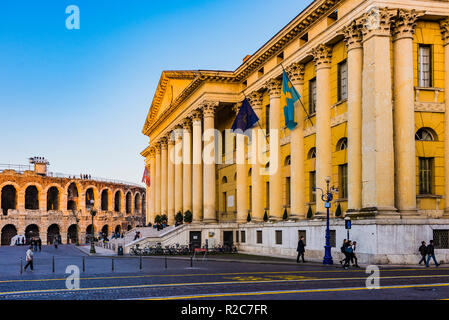 Palazzo Barbieri ist ein neoklassizistischer Palast an der Piazza Bra in Verona; es dient jetzt als Rathaus. Verona, Venetien, Italien, Europa Stockfoto