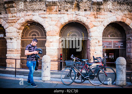 Römischen Amphitheater Arena di Verona und der Piazza Bra. Verona, Venetien, Italien, Europa Stockfoto