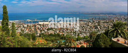 Wunderschöne Aussicht vom Berg Carmel zu Stadtbild und Hafen in Haifa, Israel. Stockfoto