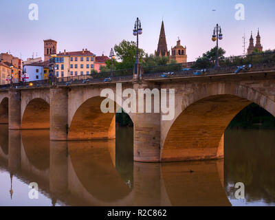 Puente de Piedra sobre el Río Ebro de Logroño. La Rioja. España Stockfoto