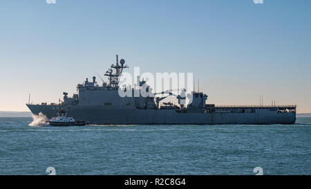 Die United States Navy (Whidbey Island Klasse) dock Landung Schiff, die USS Gunston Hall (LSD-44) Abflug Portsmouth, Großbritannien am 18. November 2018. Stockfoto