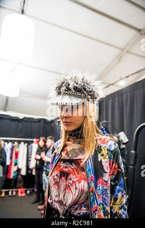 New York City, NY, USA - Februar 08, 2017: Modell backstage während der Desigual Fashion Show am Oberlicht Clarkson Sq NYFW AW 17. Stockfoto