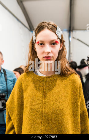 New York City, NY, USA - Februar 8, 2017: Modell backstage in Make-up Während der Desigual Fashion Show am Oberlicht Clarkson Sq NYFW AW 17 Stockfoto