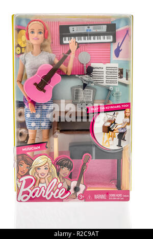 Winneconne, WI - 4 November 2018: ein Paket von Barbie als Musiker auf einem isolierten Hintergrund. Stockfoto