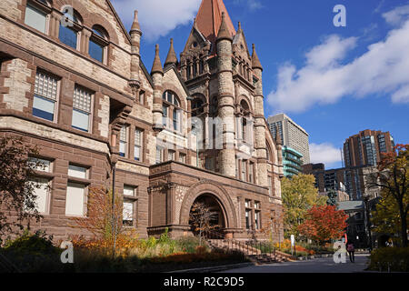 TORONTO - NOVEMBER 2018: reich verzierte gotische Architektur von Victoria College, einem ausgefeilten Brownstone gotischen College in der Innenstadt von Toronto. Stockfoto